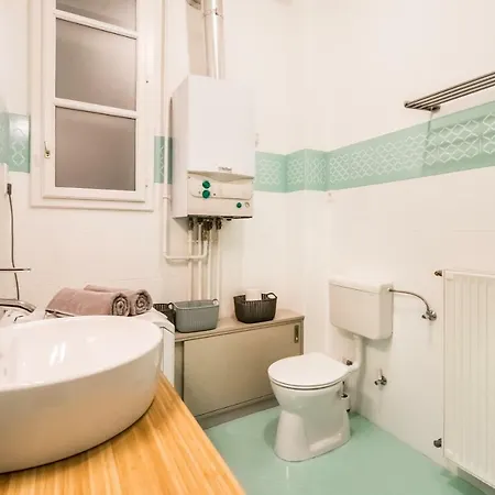 St Stephen Boulevard Next To Danube * Budapešť